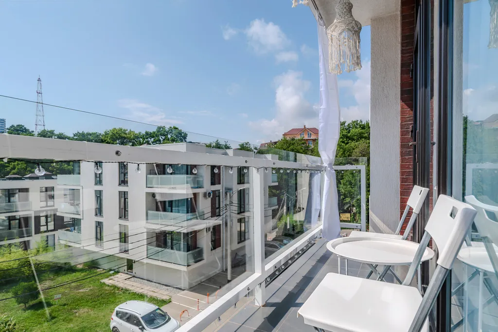 Студия с балконом и подогреваемым бассейном на территории ЖК в центре