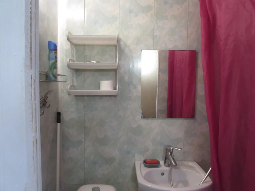 Удобная комната с кухней-прихожей, сан. Узлом, с входной железной дверь