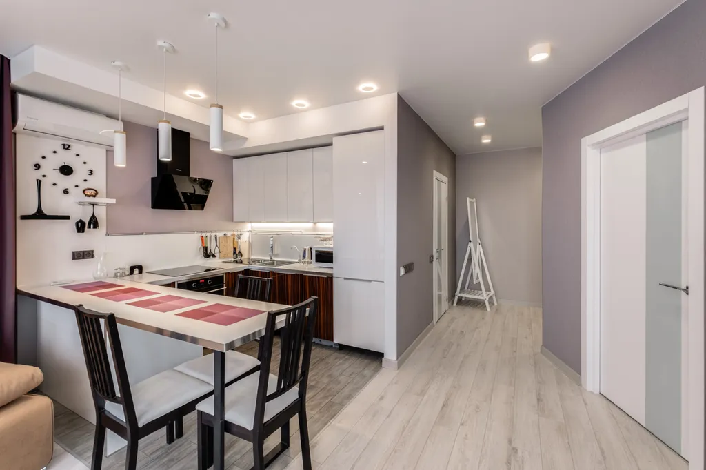 Элегантная квартира со стильной мебелью и уютной обстановкой