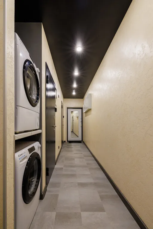 Уютная кино-студия с проектором и большой ванной