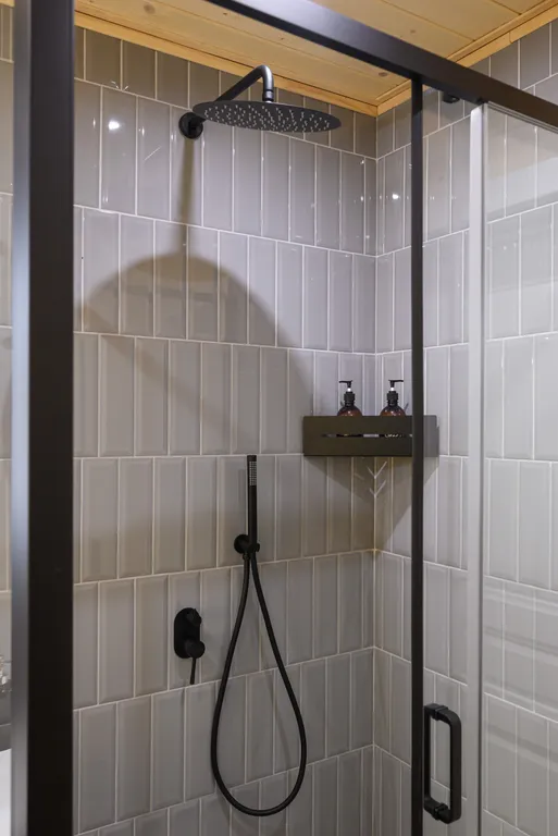 Дом с камином, баней и чаном в лесу у озера