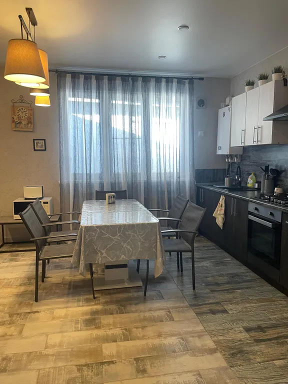 Дом в центре с бассейном и своя территория без посторонних