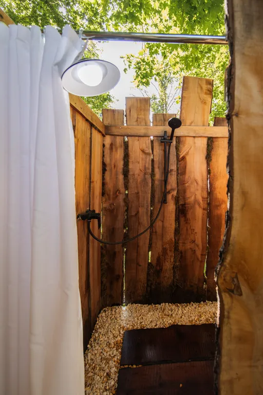 Большой шатёр в кемпинге вблизи озера