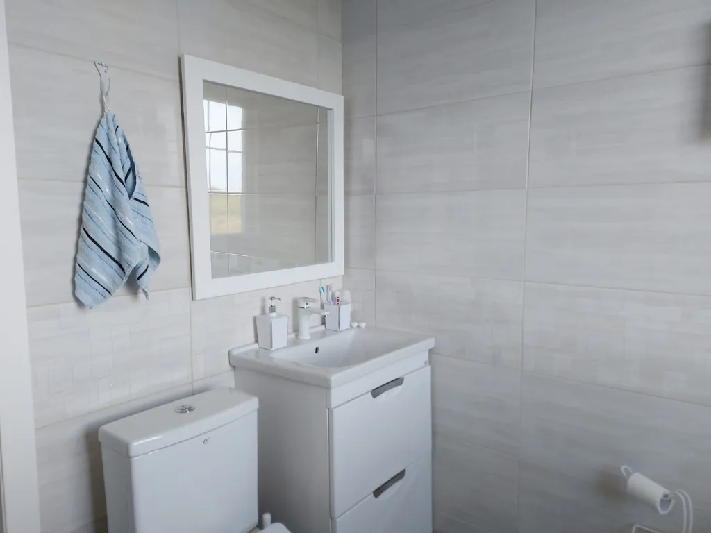 Дом с видом на море и отдельно стоящей баней.