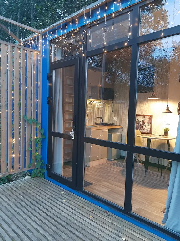 Уютный домик у реки