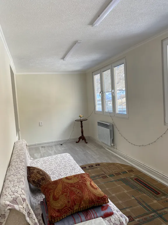 У подножья горы Ирикчат и реки светлая, уютная, просторная квартира