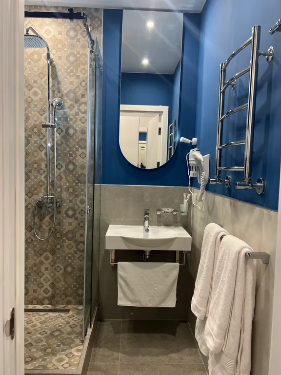 Студия с одной большой кроватью и видом на город