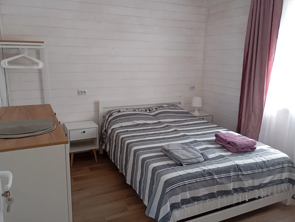 Отдельный двухкомнатный домик с кухней