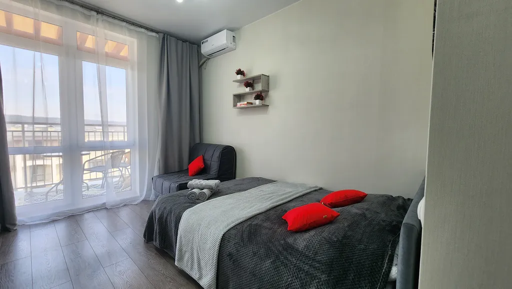 Красивая студия с видом на горы