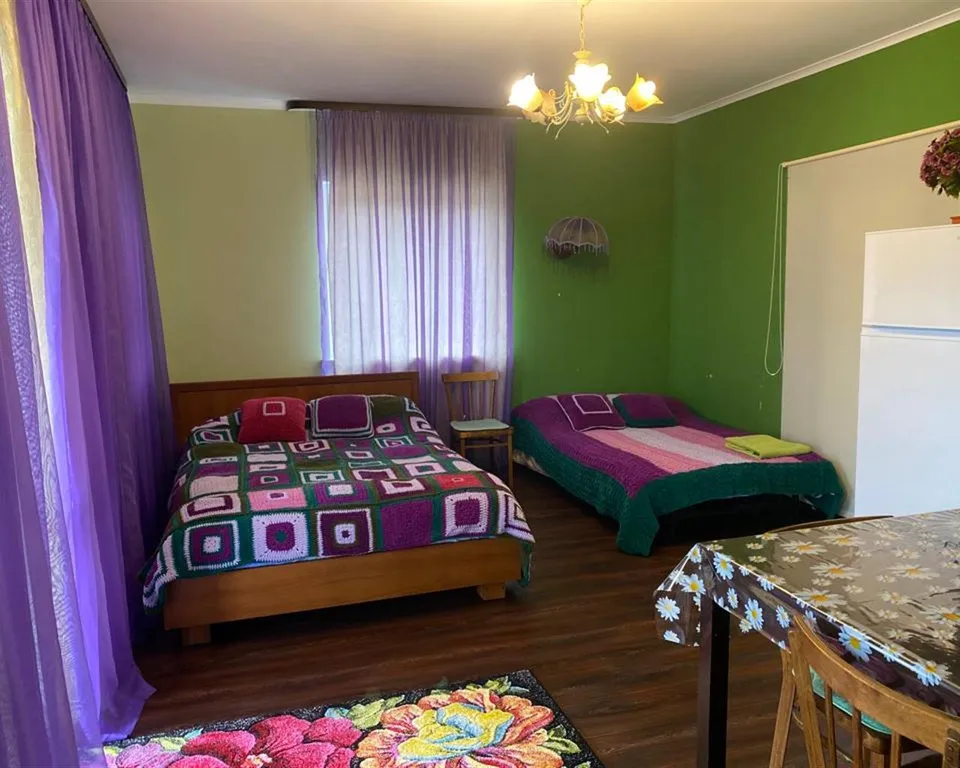 Студия с видом на сад в частном доме