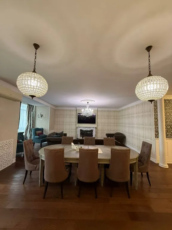 Квартира с видом на горы, город и храм Святого Георгия от Juls Apart