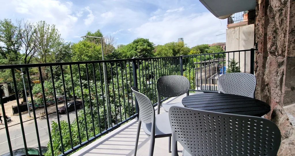 3-комнатная квартира с видом на парк у площади Республика