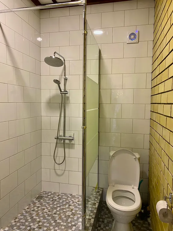 Загородный дом в лесу с купелью и баней у озера