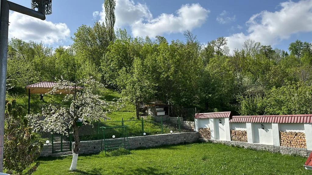 Вилла с садом и видом на горы