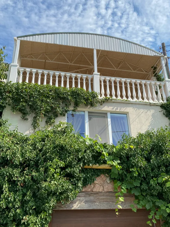 Дом с террасой у моря