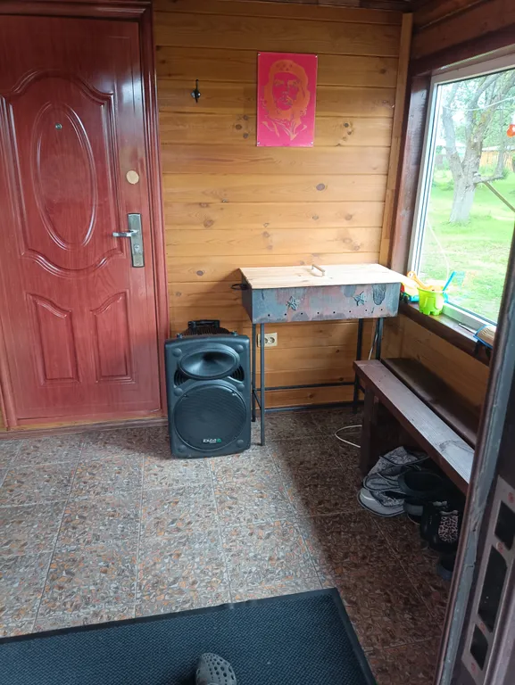 Домик в деревне на берегу реки