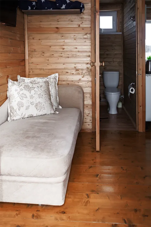 Домик на берегу пруда для трёх человек