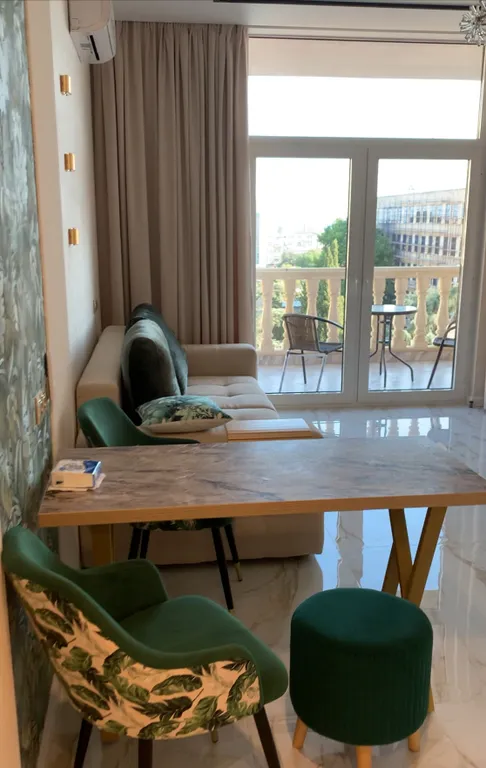 Просторная новая квартира с дизайнерским ремонтом и восхитительным пан