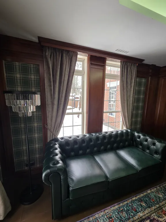 Загородный дом с бассейном и банкетным залом