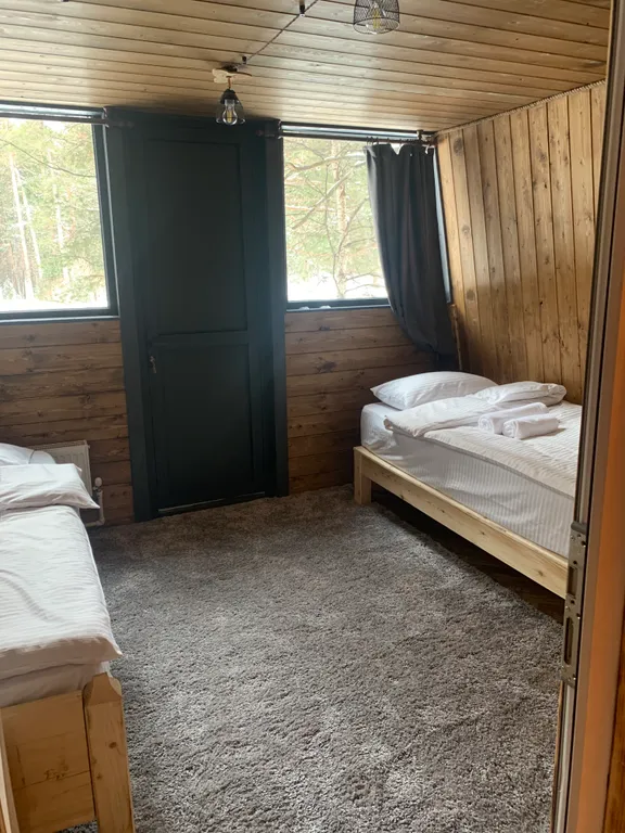 Уютный двухэтажный домик у реки, треугольник