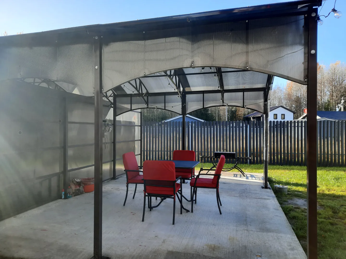 Навес на случай дождя.