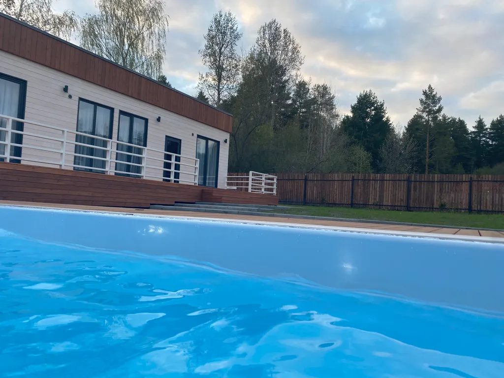 Дом с бассейном