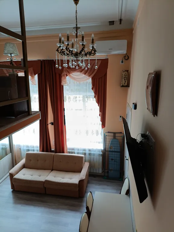 Двухуровневая квартира в центре города с высокими потолками