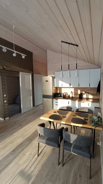 Gray дом в стиле барнхаус с видом на лес