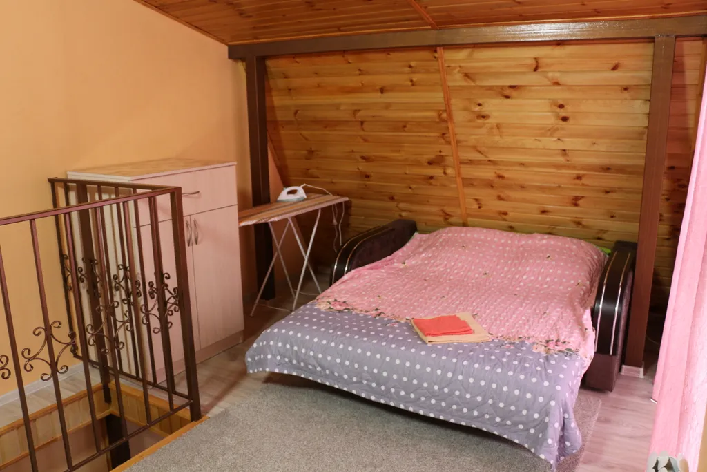 Дом в саду с баней и бассейном летом