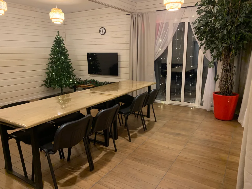 Уютный дом на самом берегу реки