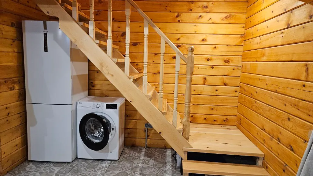 Новый кедровый дом в горах на берегу реки в тихом красивом месте