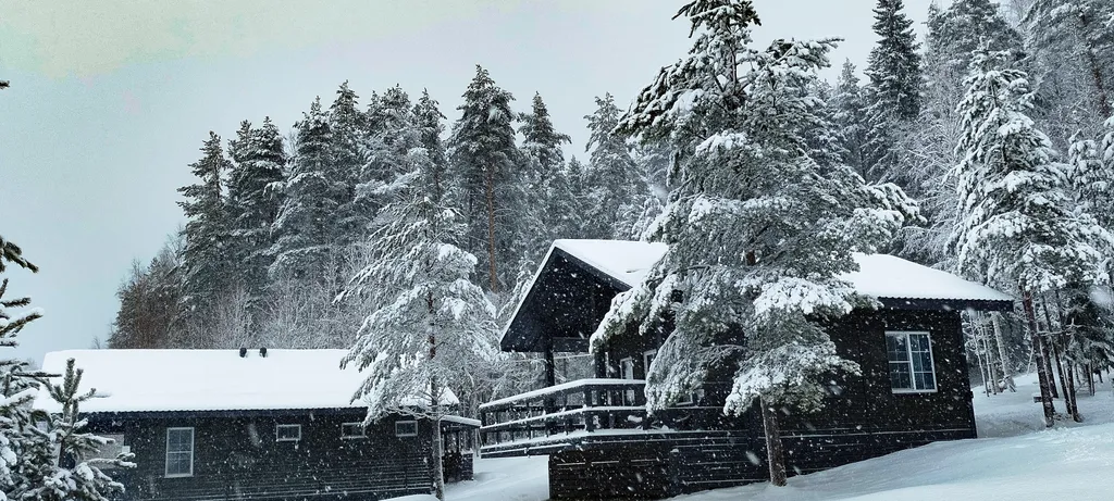 Домик на берегу реки