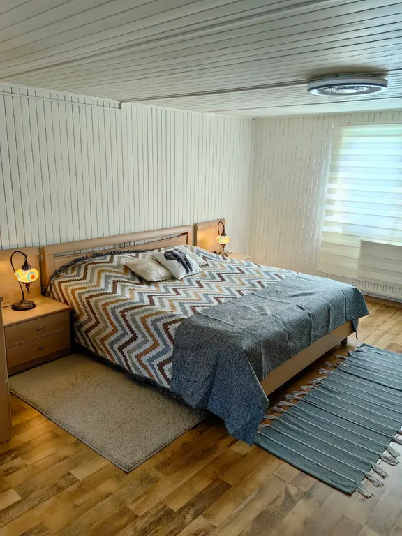 Дом с финской сауной внутри дома с большой беседкой и барбекю