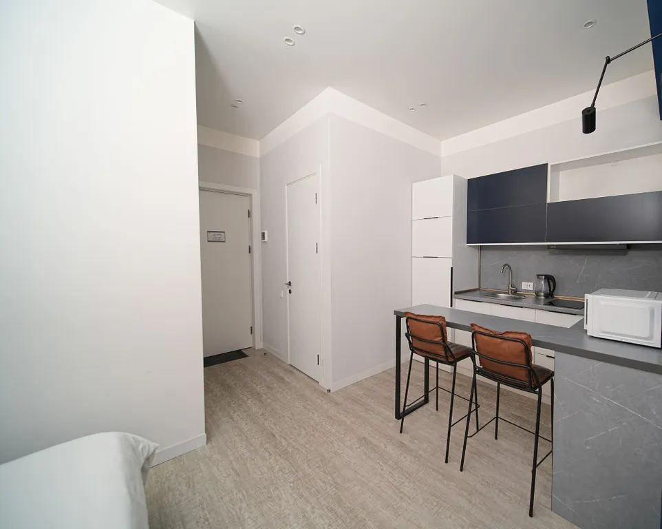 Студия с одной большой кроватью и видом на город