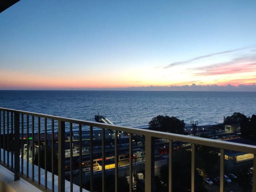 Ретро студия с панорамными окнами с видом на море, бассейн