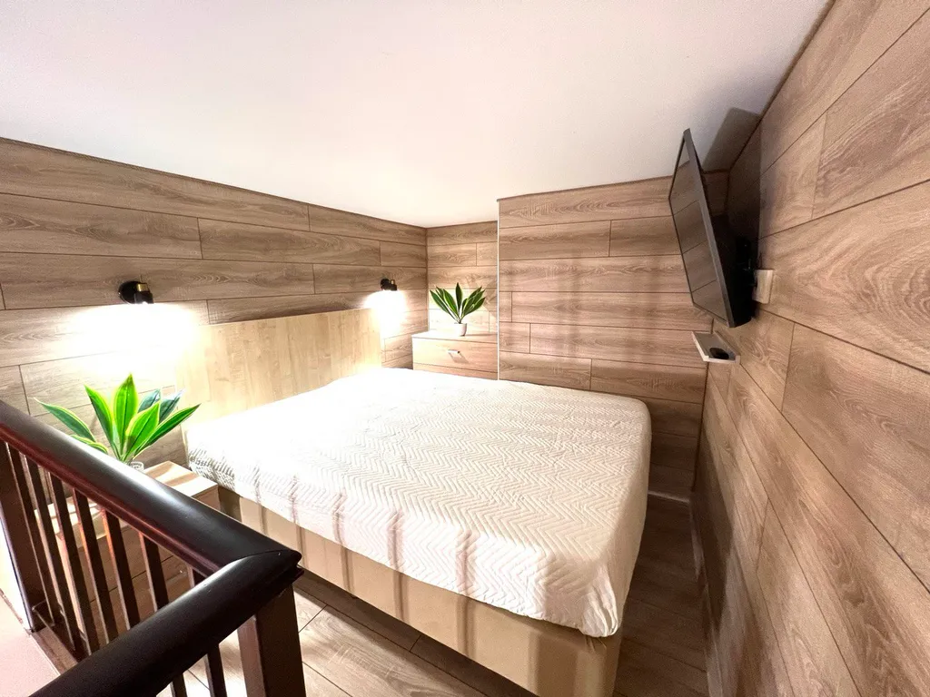 Стильная двухуровневая студия Оранж