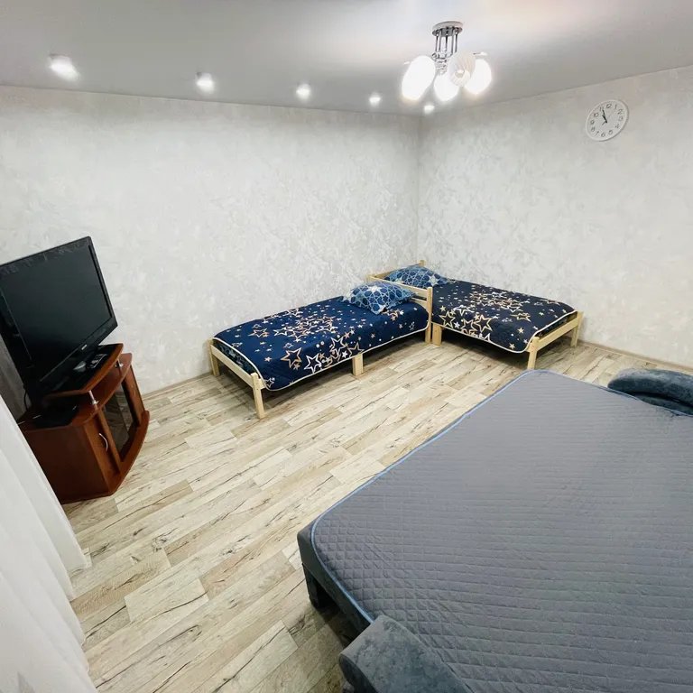 Просторная однокомнатная квартира с лоджией рядом с озером