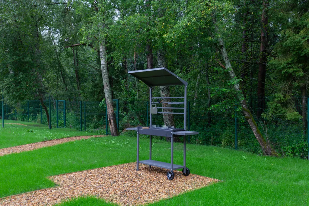 Дом у озера в лесу