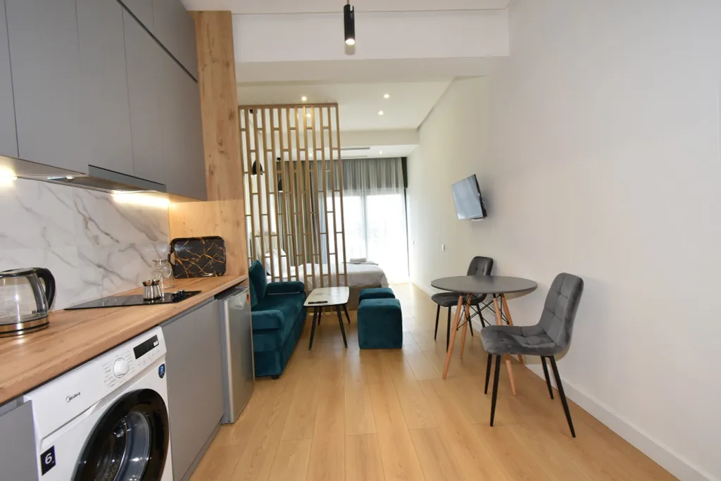 Красивая студиа в большом центре с балконом