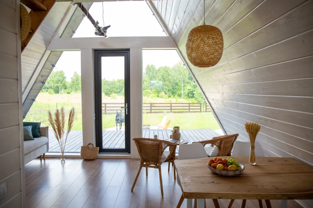 Уникальный треугольный дом в лесу Sky