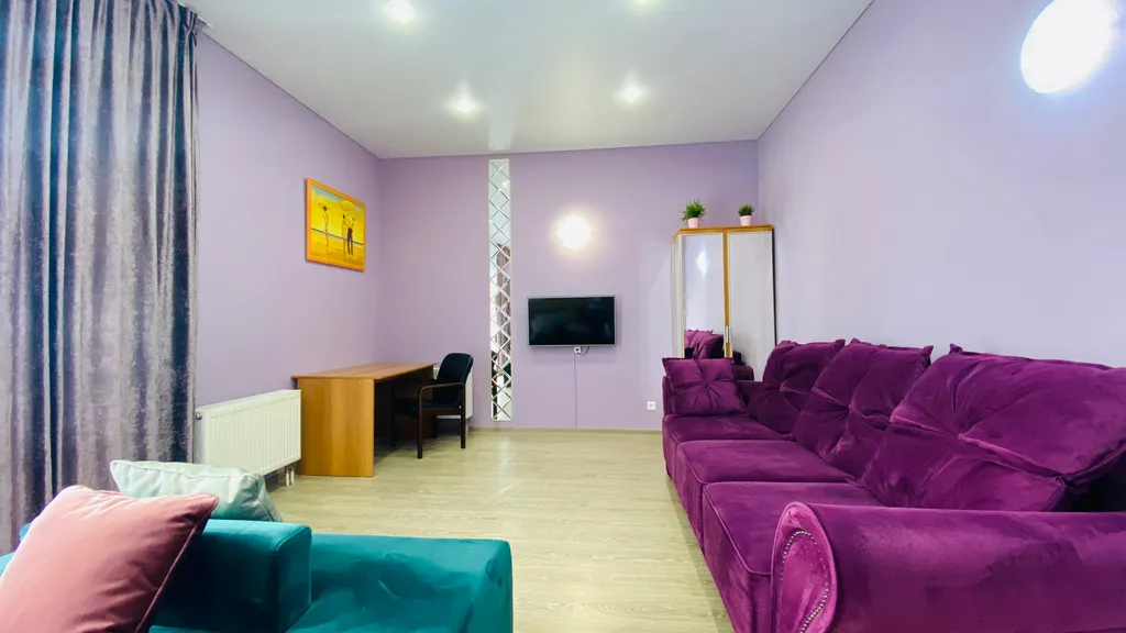 Просторная квартира с лоджией на площади Революции