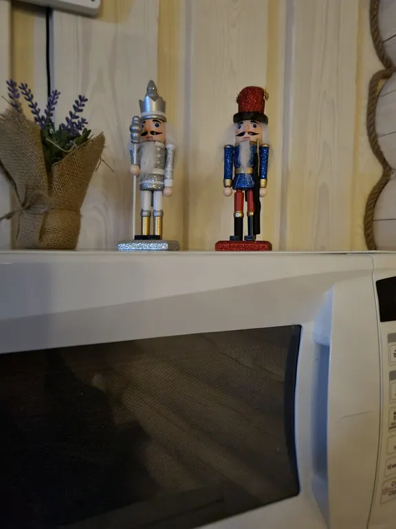 Уютный домик в лесу у пруда