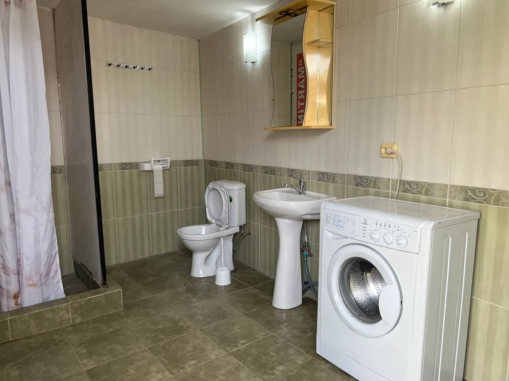 Небольшой домик рядом с морем