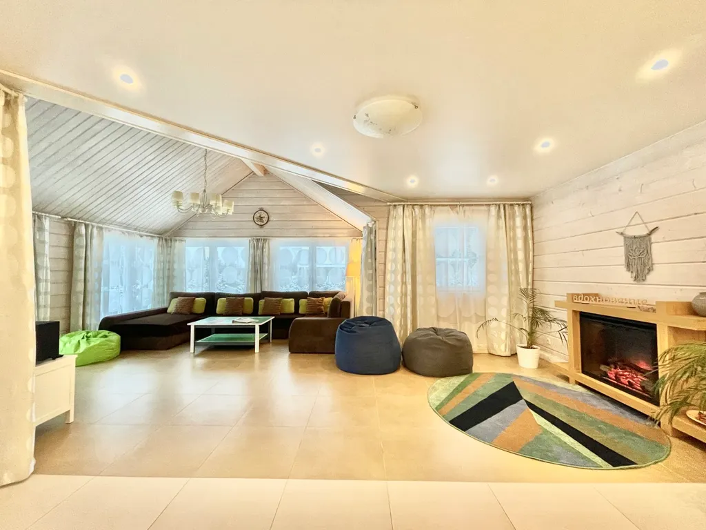 Коттедж Коттедж на берегу озера, с 5 спальнями, сауной  камином — Межозерное