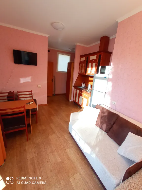 Комфортная квартира-студия с балкончиком в центре Алупки у дворца