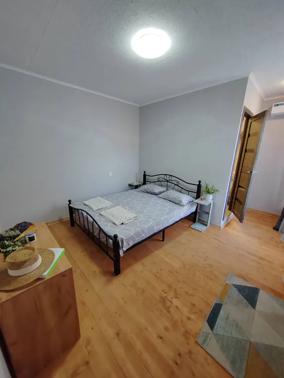 Квартира Квартира Уютный новый номер, тихий дворик в центре Гагры, 2 мин до моря — Гагра