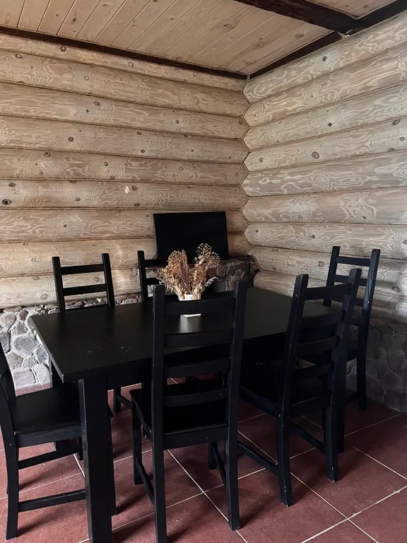 Уютный бревенчатый двухэтажный дом