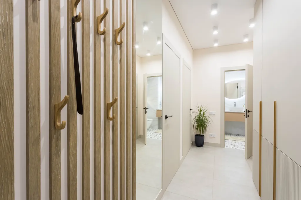 Современная трешка с видом на озеро и каминным залом