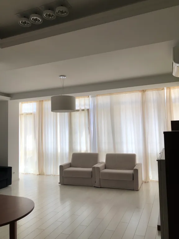 Студия с дизайнерским ремонтом