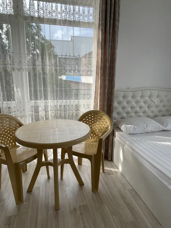 Четырёхместный номер  люкс с балконом с видом на город и горы